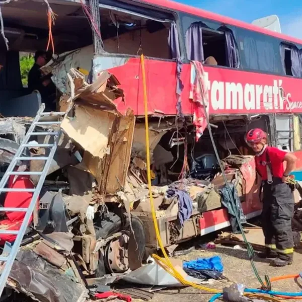 Tragedia en Brasil: 11 muertos y 45 heridos en un choque entre un autobús y un camión