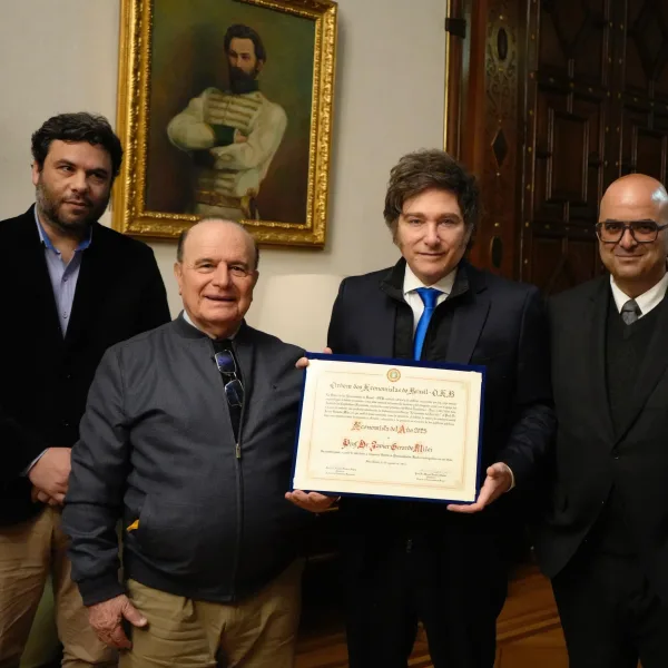 Javier Milei recibió la distinción "Economista del Año 2025" en Brasil