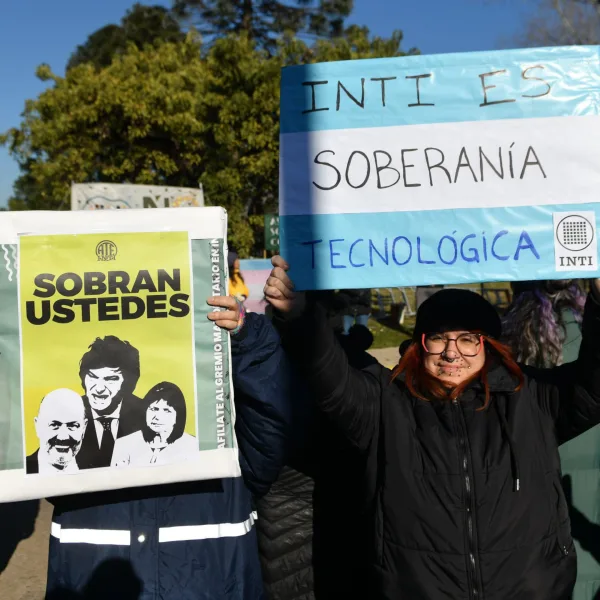 Trabajadores del INTI marchan al Congreso contra el decreto de reestructuración