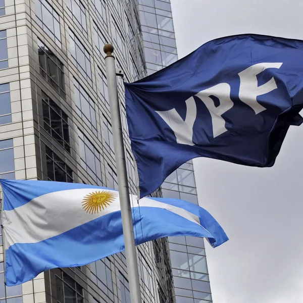 El Gobierno asegura que no podrá afrontar una sentencia adversa por el caso YPF en EEUU
