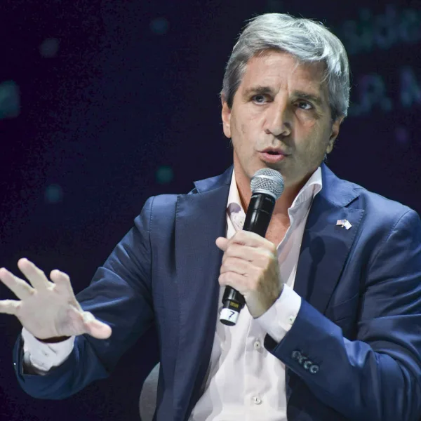 Caputo apuntó contra el Congreso en una reunión con empresarios: "Quieren que al país le vaya mal"