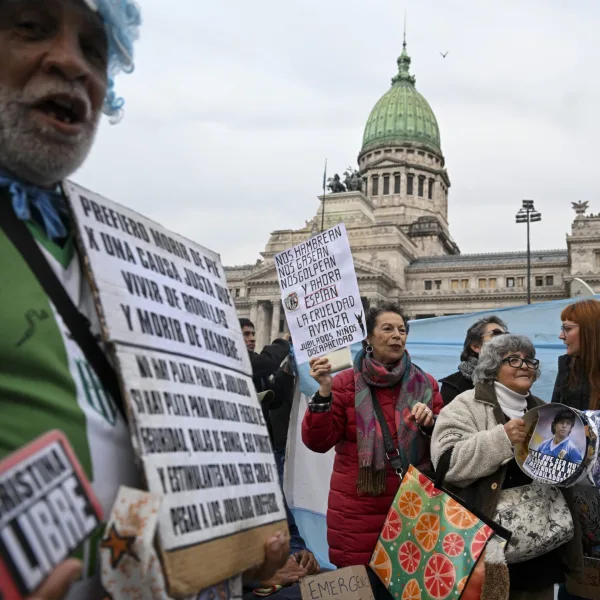 Jubilados vuelven a marchar hacia el Congreso a pesar del fuerte operativo policial