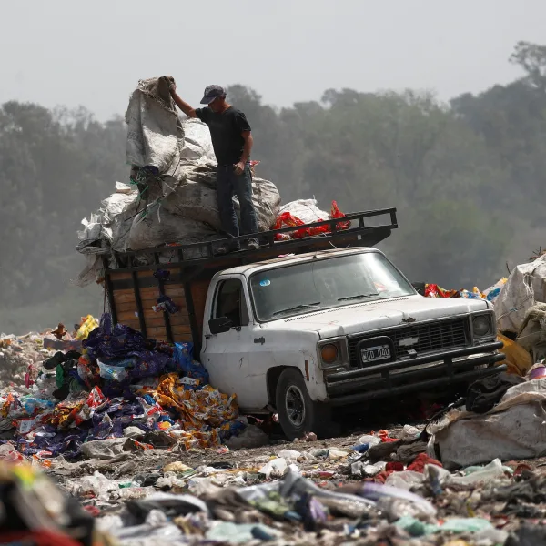Plástico en tu plato: cómo la contaminación invisible amenaza tu salud