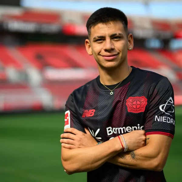 Claudio Echeverri fue presentado como nuevo refuerzo del Bayer Leverkusen 