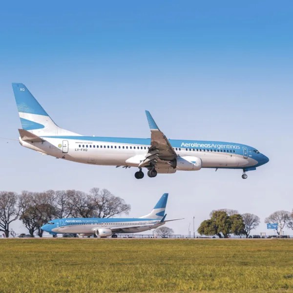 Paro de controladores: Aerolíneas Argentinas canceló 28 vuelos y reprogramó 43