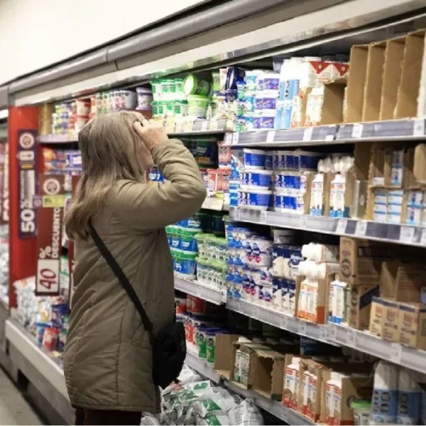 Confianza del consumidor sufre la peor caída en 20 meses y golpea las proyecciones económicas