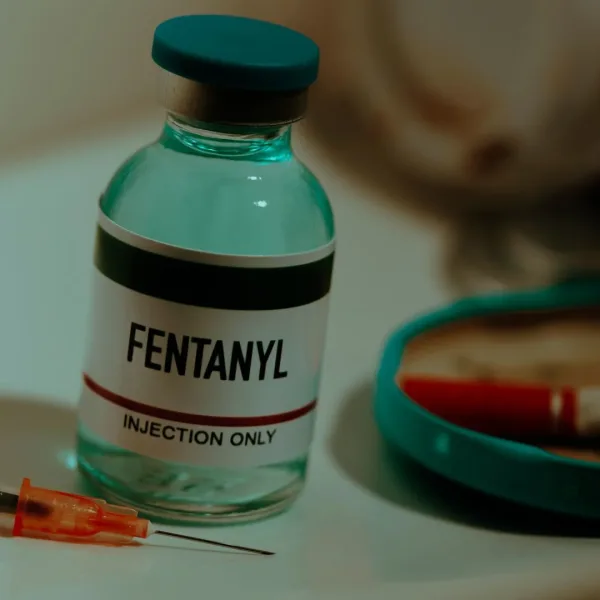 Chats reveladores muestran desidia, suciedad y falsificación de registros en el laboratorio del fentanilo contaminado