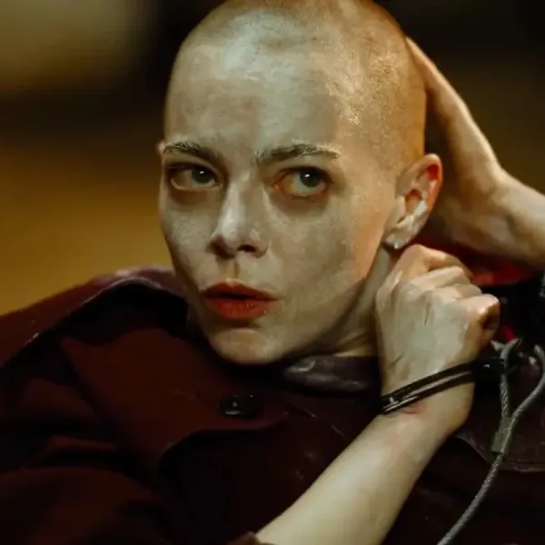"Bugonia": primer trailer de Emma Stone en la nueva película de Yorgos Lanthimos