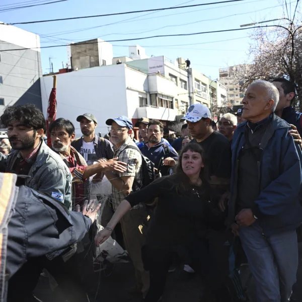 El Gobierno bonaerense culpó a Nación por el operativo en la caravana de Milei en Lomas de Zamora