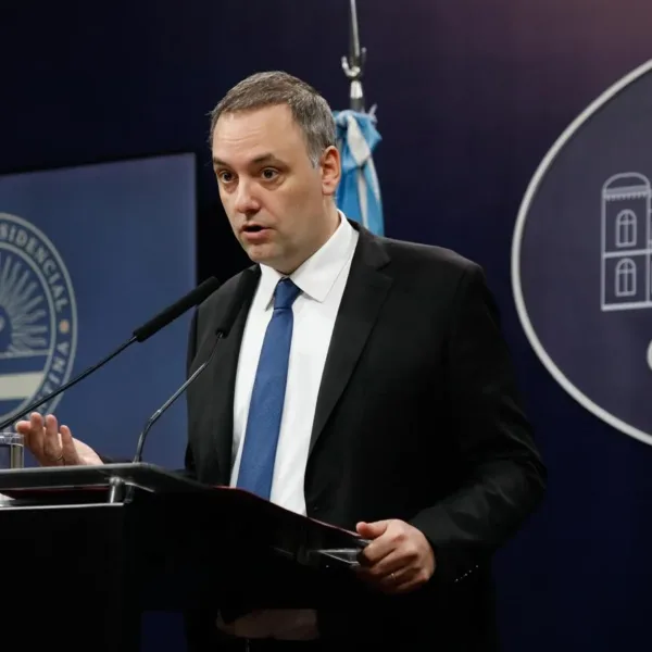 Adorni dijo que el ataque a Milei fue un atentado y chicaneó al kirchnerismo: "No vamos a decretar feriado"