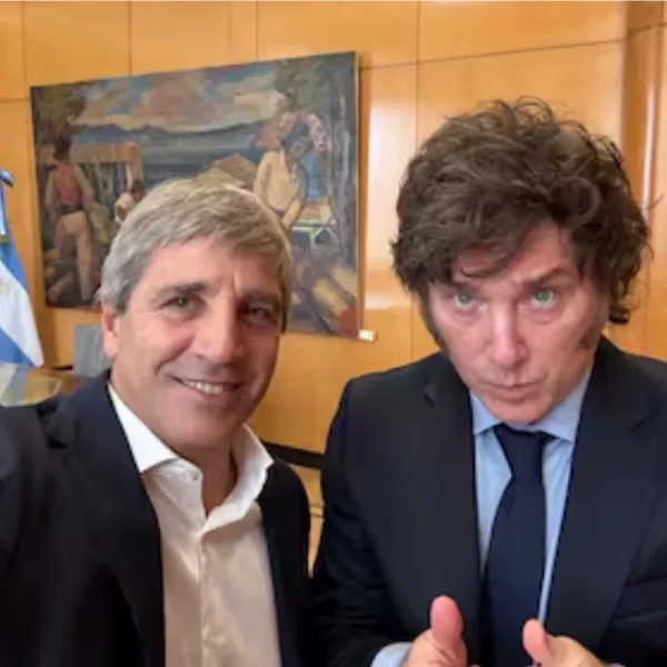 "Sos lo más de lo más": Caputo mostró una conversación con Milei para desmentir una pelea