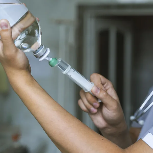 La ANMAT inhabilitó a un laboratorio por “desvíos de calidad” en suero para pacientes internados