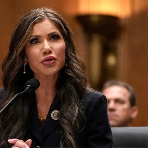 Estados Unidos: Kristi Noem se enfrente al alcalde de Illinois por frenar las redadas del ICE en Chicago