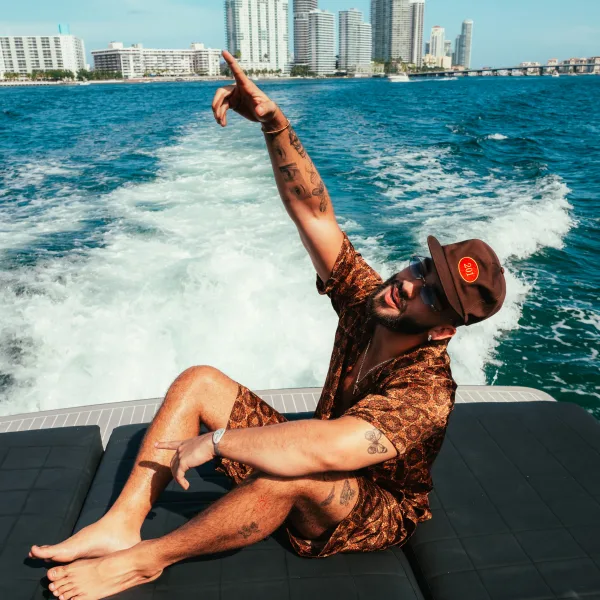 Manuel Turizo estrena su nuevo single "Mírame ahora (Salud Mi Reina)"