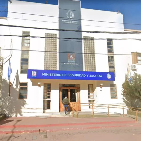 Mendoza: la adolescente de 14 años entregó el arma y fue trasladada a un hospital