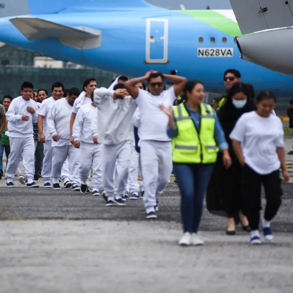 Llegan a Buenos Aires ciudadanos argentinos deportados desde Estados Unidos