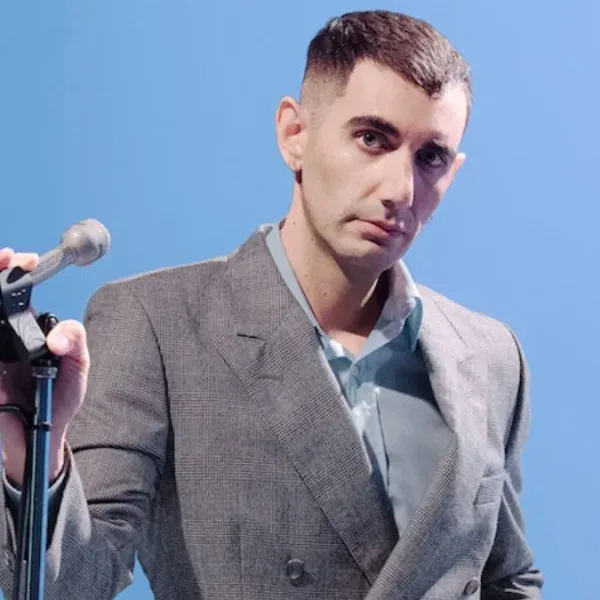 Alex Anwandter regresa a Argentina con una gira íntima y teatral