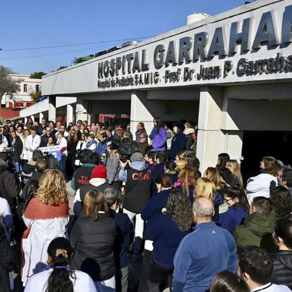 Trabajadores del Garrahan y docentes universitarios paran y marchan tras los vetos del Gobierno