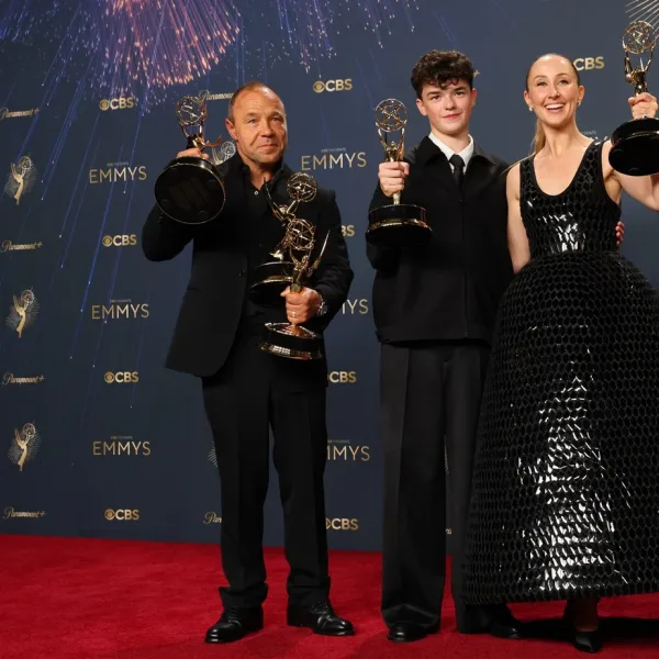 "Adolescencia" y "The Studio" arrasaron en los Premios Emmy 2025: todos los ganadores