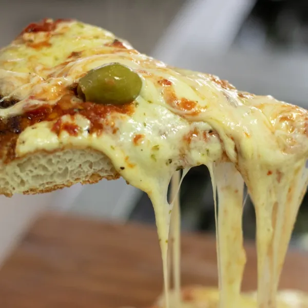 Se celebra "La noche de la pizza y la empanada" con promos en locales de todo el país
