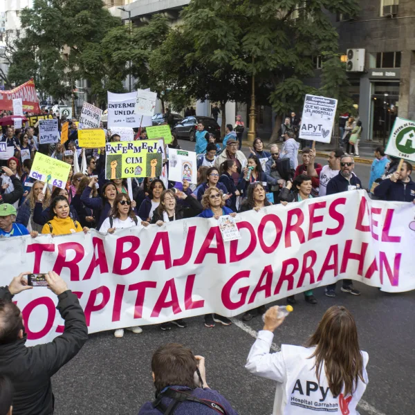 El Hospital Garrahan inició un nuevo paro en medio de la manifestación conta el veto presidencial