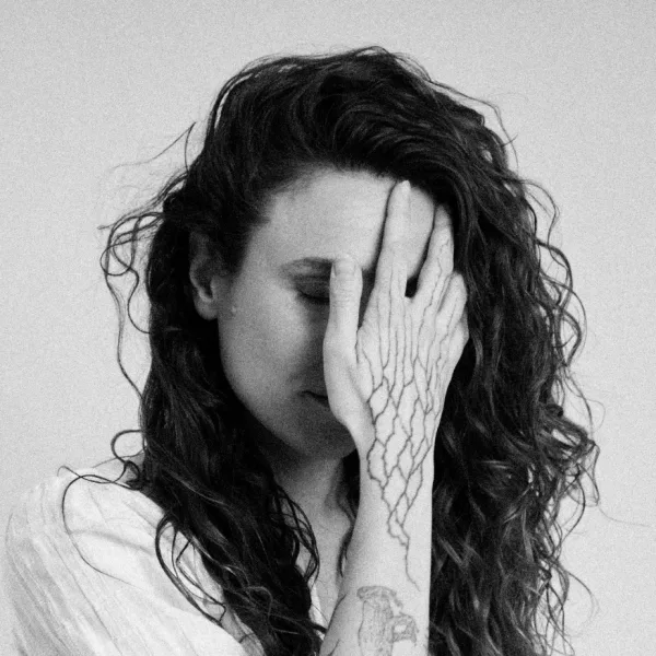 LVROD lanza “Dulce y roto”, un disco de neo-boleros, folk gótico y melancolías hipnóticas