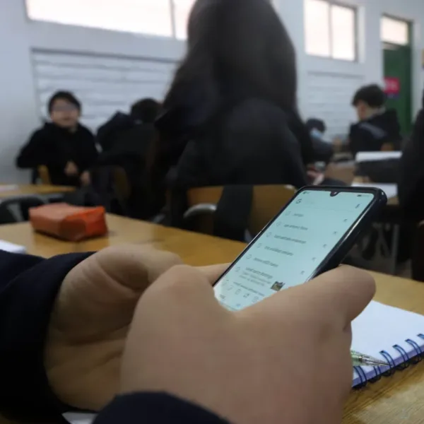Una nueva ley limita el uso de celulares en las escuelas primarias bonaerenses