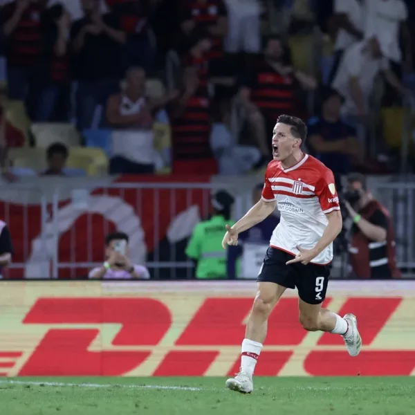 Estudiantes la pasó mal ante Flamengo pero pudo descontar en el final y definirá en La Plata