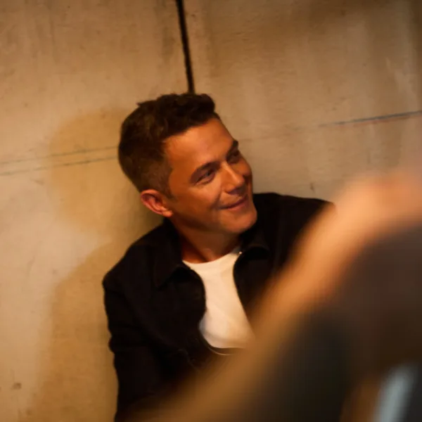 Alejandro Sanz y Rels B se juntan en “No Me Tires Flores”