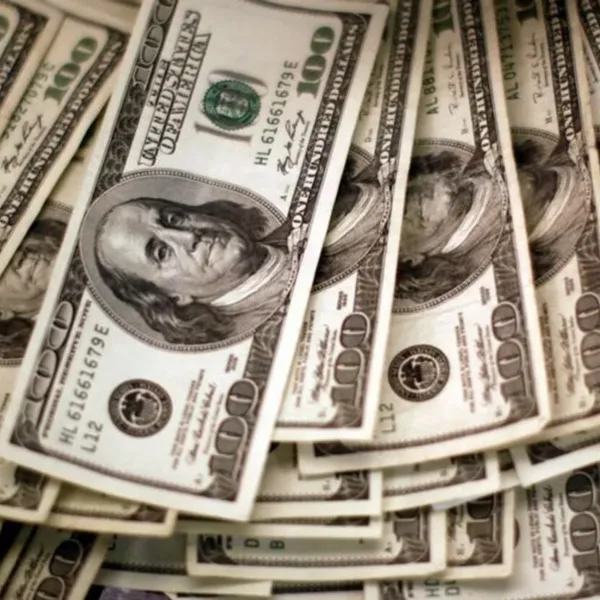 El dólar oficial cotiza por encima de los $1500 y alcanza un nuevo récord