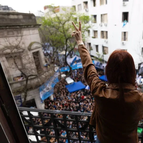 Cristina le dedicó un emotivo mensaje a los militantes que la visitaron en los 100 días desde su detención