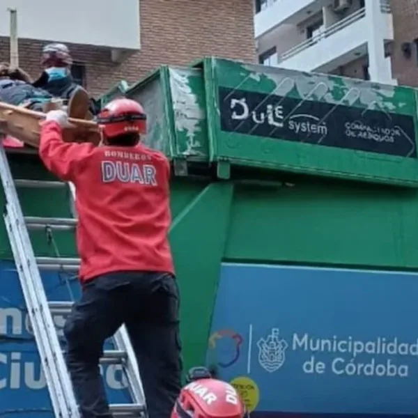 Rescate en Córdoba: un hombre en situación de calle estuvo a punto de ser compactado por un camión de basura