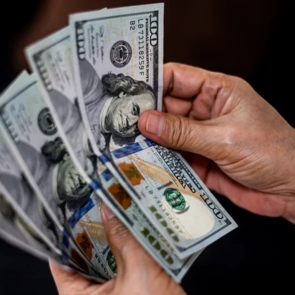 El dólar sigue a la baja y el riesgo país se acerca a los 1.000 puntos básicos