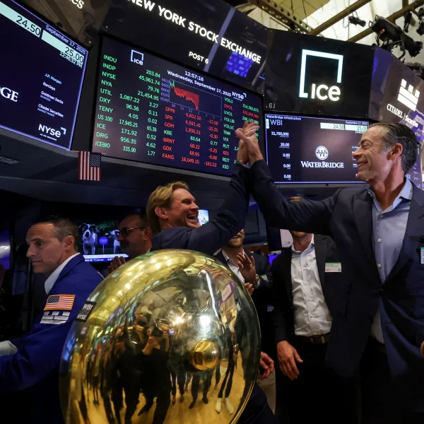 Tras el anuncio del Tesoro de EEUU | El dólar sigue a la baja y el riesgo país perfora la barrera de los 1000 puntos