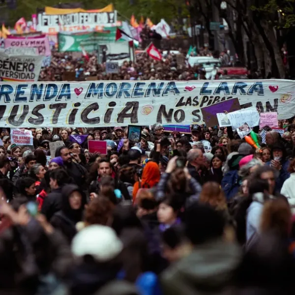 Marcha en Buenos Aires exigiendo justicia por el triple feminicidio de Florencio Varela