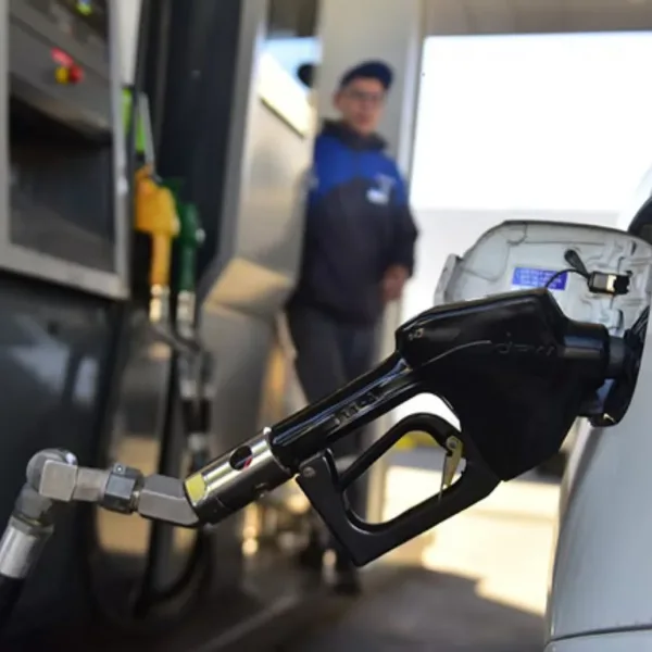 Vuelven a postergar la actualización del impuesto a los combustibles