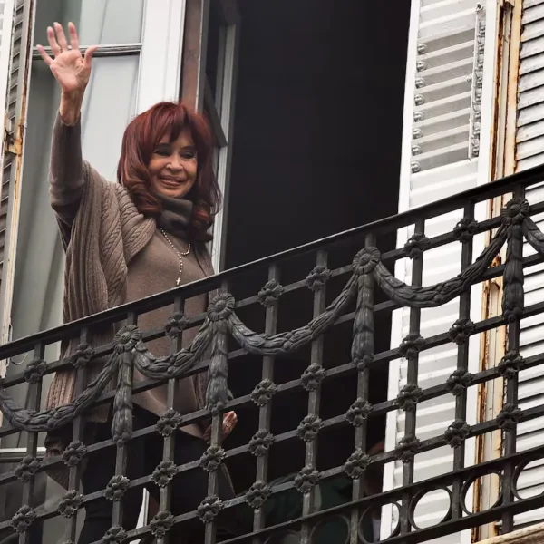 CKF apuntó a Milei y vaticinó una devaluación; Bullrich le reclamó explicaciones a Espert; "Pequeño J" detenido; y más...