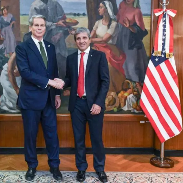 Bessent habló con Caputo y reiteró que “está preparado para hacer lo necesario”