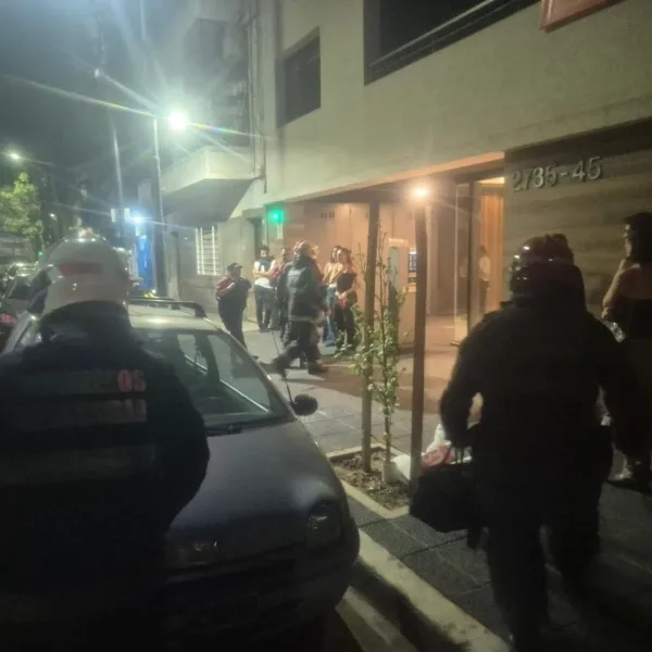 Se desplomó un ascensor desde un séptimo piso y nueve jóvenes quedaron atrapados