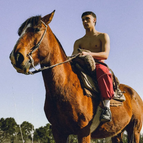 ¿Quién es Tobika? Conocé al artista que fusiona sonidos urbanos con raíces folklóricas