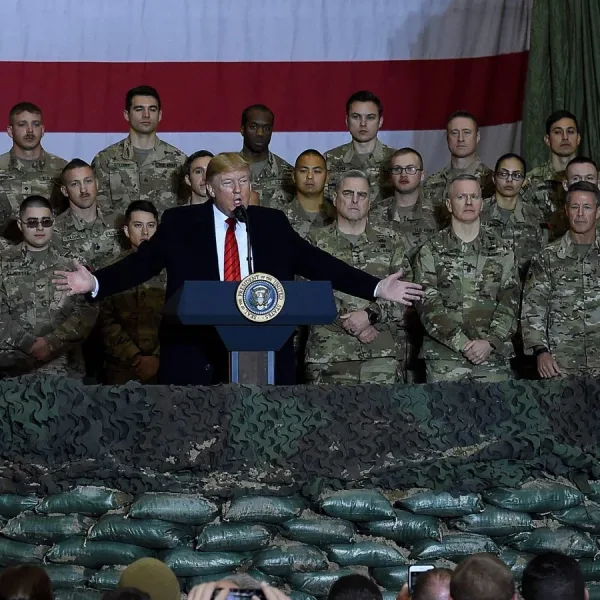 Trump convoca a militares a “guerra interna” contra civiles: foco en izquierda, inmigrantes y “enemigos internos”