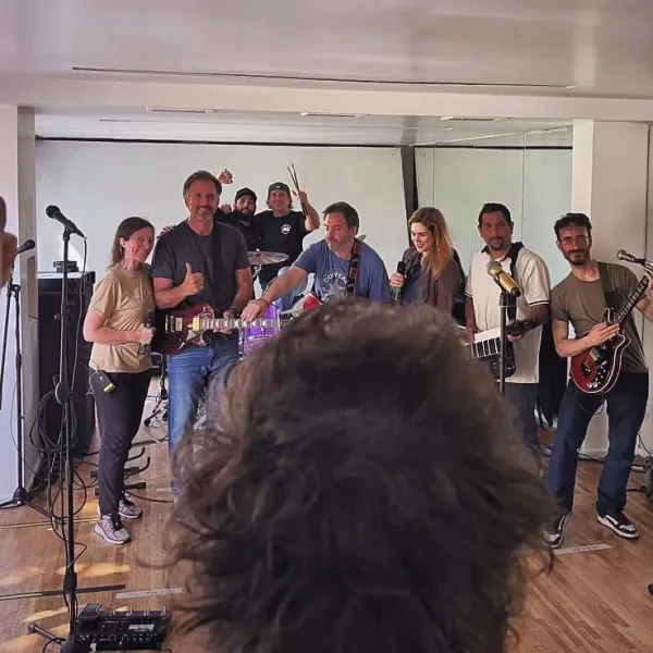 Milei y una nueva performance rockera que contempla a una "banda" presidencial integrada por Lemoine