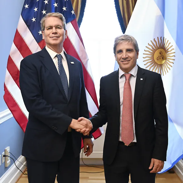 Caputo se reúne con Bessent en Washington por asistencia económica