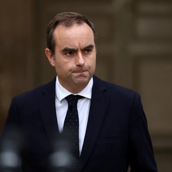 Crisis política en Francia: renunció el primer ministro y crece la presión sobre Macron