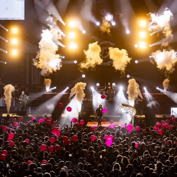 Los Caballeros de la Quema bautizaron “Fiesta de Zombis” en el Arena: pasado, presente y guiños al poder
