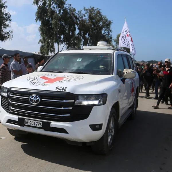 Tensión tras la firma del acuerdo de paz: Hamás entregó cuatro de los 28 rehenes muertos