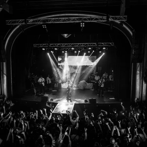 Sofía Mora y “El Mundo Real”: la nueva era pop que cierra el año con todo en el Konex