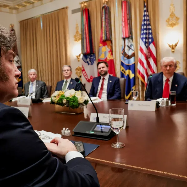 El embajador en EEUU aseguró que "no hay condicionamientos ni cláusulas secretas" en el respaldo de Trump a Milei