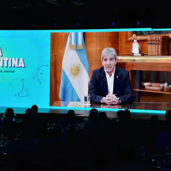 Caputo descartó una devaluación y anunció las reformas laboral y tributaria