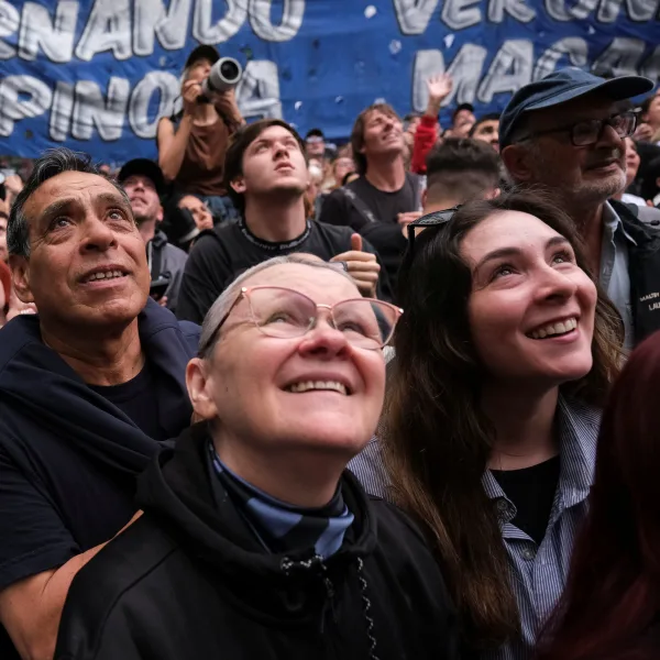 La militancia peronista se movilizó hasta el departamento de CFK en el Día de la Lealtad